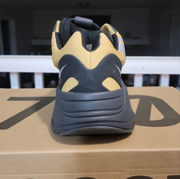 Yeezy 700 - Picture 6 of 7